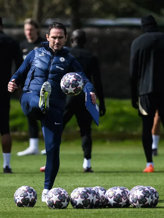 Laga melawan Real Madrid juga menjadi pembuktian Frank Lampard setelah gagal memberi kemenangan pada laga debut menghadapi Wolverhampton Wanderers. (Photo by Daniel LEAL / AFP)