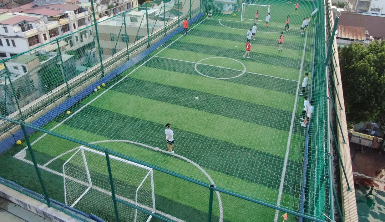 Foto udara pada 17 September 2020 menunjukkan lapangan olahraga di atas gedung Sekolah Menengah No.10 Guangzhou, China. Dengan dukungan dana dari pemerintah dan sumbangan para alumni, sekolah ini akhirnya membangun lapangan olah raga tersebut. (Xinhua/Deng Hua)