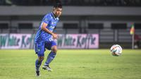 Pemain Persib Bandung, Febri Hariyadi pada laga lanjutan pekan ke-3 BRI Liga 1 2023/2024 antara Persib Bandung melawan Dewa United FC di Stadion Gelora Bandung Lautan Api (GBLA), Bandung, Jumat (14/07/2023). (Bola.com/Bagaskara Lazuardi)