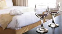 Semir perabot membuat gelas mengkilap, memberikan sugesti gelas tampak baru dan bersinar. (therichest.com)