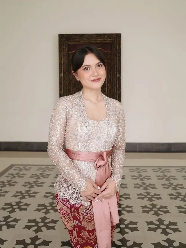 Marsha Aruan Dibalut Kebaya saat Berada di Bali. [@aruanmarsha]