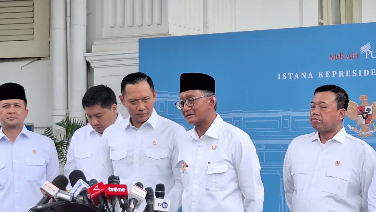 Menteri Koordinator (Menko) Bidang Infrastruktur dan Pembangunan Wilayah Agus Harimurti Yudhoyono (AHY) di  Kompleks Istana Kepresidenan Jakarta, Selasa (18/2/2025).