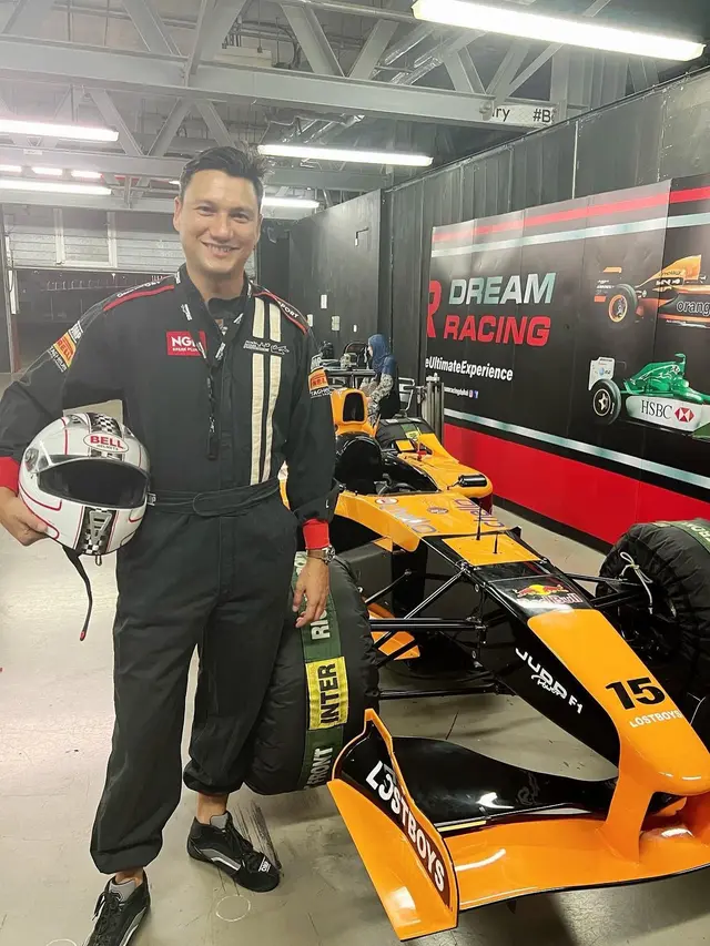 Tampil Keren, Ini 7 Gaya Christian Sugiono Jajal Mobil F1 di Dubai