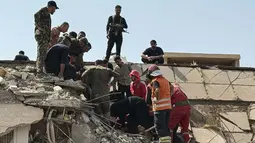Pasukan keamanan dan personel darurat bekerja di lokasi serangan di utara distrik al-Miqdadiyah di provinsi Dayala, Irak, Rabu, 29 Juli 2026. (AFP/ Younis Al-Bayati)