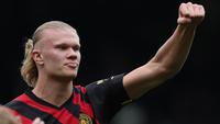 Striker Manchester City, Erling Haaland baru saja menyamai rekor yang dicetak Alan Shearer dan Andy Cole yang mampu mencetak 34 gol dalam satu musim kompetisi di Liga Inggris. Pemain yang baru didatangkan pada awal musim 2022/2203 dari Borussia Dortmund itu diyakini akan dapat melampaui kedua legenda tersebut karena setidaknya masih memiliki 6 laga tersisa hingga akhir musim ini. Dari total 34 gol, Erling Haaland telah membobol 17 dari 20 tim di Liga Inggris, artinya hanya ada 3 tim yang terhindar dari badai gol sang striker hingga saat ini. Tim mana saja? Berikut daftar ketiganya. (AFP/Adrian Dennis)
