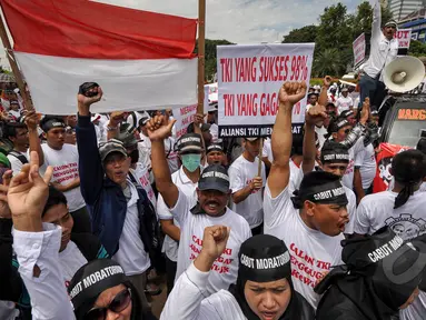 Massa dari Aliansi TKI Menggugat menggelar aksi unjuk rasa di depan Istana Merdeka, Jakarta, Selasa (7/4/2015). Mereka menagih janji Presiden Jokowi mencabut moratorium terkait larangan pengiriman TKI ke Timur Tengah. (Liputan6.com/Faizal Fanani)