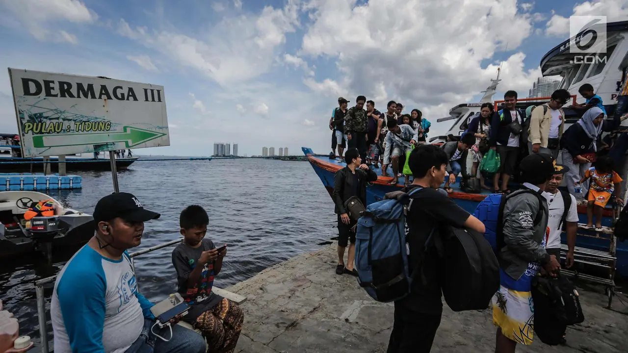 Dermaga Kali Adem Mulai Dipadati Wisatawan Usai Rayakan Tahun Baru di Pulau Seribu