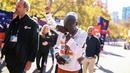 Pelari Kenya, Eliud Kipchoge menyeka air matanya setelah berhasil menyabet medali Sixth Star setelah menyelesaikan New York Marathon 2025 pada Minggu (02/11/2025) waktu setempat. (AFP/Charly Triballeau)