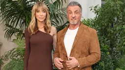 Sylvester Stallone (kanan) bersama istrinya Jennifer Flavin menghadiri Ralph Lauren SS23 Runway Show di The Huntington Library, Art Collections and Botanical Gardens, San Marino, California. Amerika Serikat, 13 Oktober 2022. Pasangan itu mengumbar kemesraan setelah baru-baru ini Jennifer Flavin secara mengejutkan mengajukan gugatan cerai kepada Sylvester Stallone, namun berakhir damai. (Amy Sussman/Getty Images/AFP)