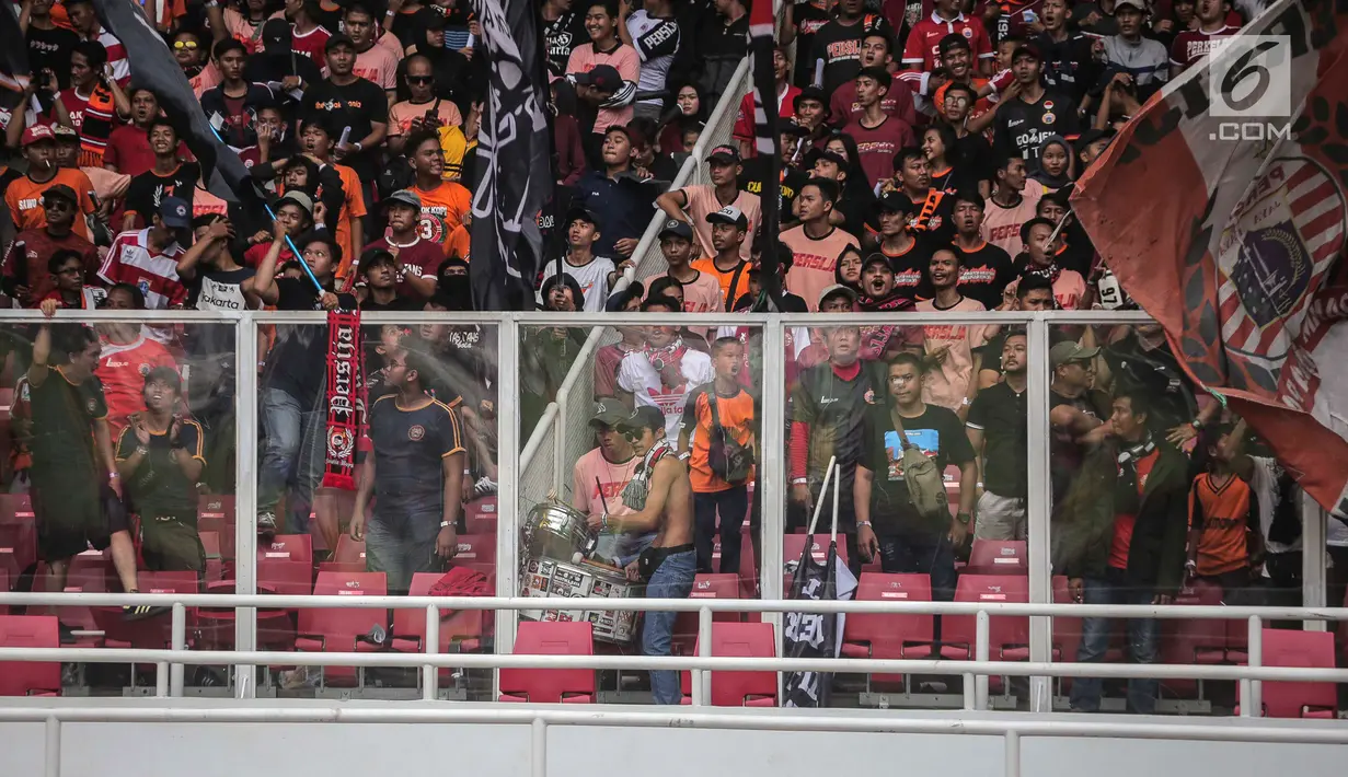Suporter Persija, The Jakmania membawa alat musik dan berndera saat memberi dukungan kepada tim kesayangan mereka menghadapi Persib dalam laga pekan kedelapan Shopee Liga 1 2019 di SUGBK, Jakarta, Rabu (10/7/2019). Pendukung Persib, Bobotoh, dilarang datang ke SUGBK. (Liputan6.com/Faizal Fanani)
