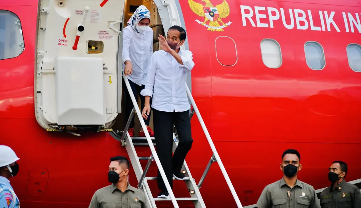 <p>Presiden Joko Widodo dan Ibu Iriana Joko Widodo tiba di Bandar Udara Haji Hasan Aroeboesman, Kabupaten Ende, Provinsi Nusa Tenggara Timur (NTT), Selasa (31/5/2022). Presiden Jokowi dan Ibu Iriana tiba sekitar pukul 17.25 WITA. (Foto: Laily Rachev - Biro Pers Sekretariat Presiden)</p>