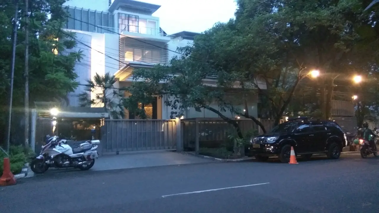 Suasana kediaman Setya Novanto di Jakarta Selatan (Liputan6.com/Nafiysul Qodar)