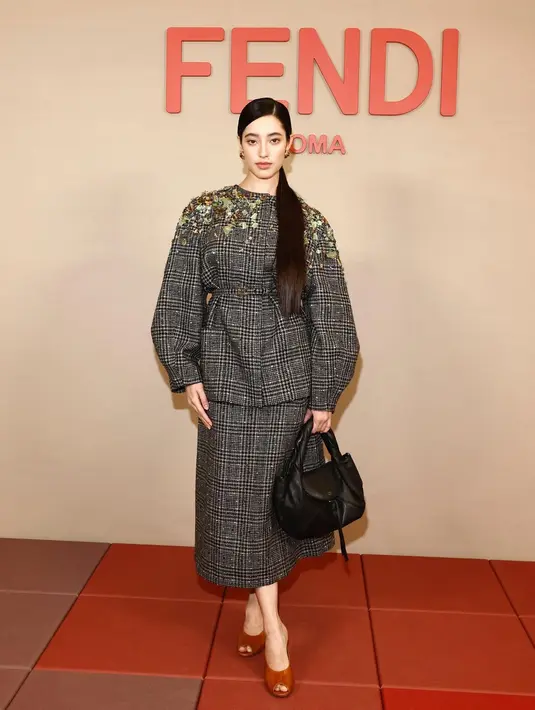 <p>Kekasih Jefri Nichol, Ameera Khan, jadi salah satu tamu undangan yang hadiri Milan Fashion Week. Ia hadir untuk menyaksikan koleksi Fendi Spring/Summer 2026 [@littlemisskhan]</p>