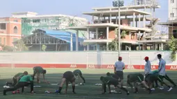 Para pemain Timnas Indonesia U-22 melakukan pemanasan saat latihan di Lapangan AIA, Phnom Penh, Kamis (21/2). Latihan ini persiapan jelang laga Piala AFF U-22 melawan Kamboja. (Bola.com/Zulfirdaus Harahap)