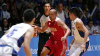 Pebasket Indonesia, Arki Dikania Wisnu (kedua kanan) mencoba melewati kawalan dua pemain Filipina saat berlaga di final SEA Games ke-28 di OCBC Arena Singapore, Senin (15/6/2015). Indonesia kalah 64-72 dari Filipina. (Liputan6.com/Helmi Fithriansyah) 