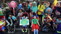 Sejumlah anak penyandang Cerebral Palsy mengikuti kampanye untuk memperingati Hari Cerebral Palsy Sedunia di kawasan Car Free Day, Jakarta, Minggu (13/10/2019). Kegiatan tersebut dilakukan untuk memperingati Hari Cerebral Palsy Sedunia yang jatuh pada tanggal 6 Oktober. (Liputan6.com/Johan Tallo)