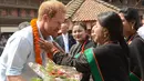 Panchakanya atau lima perawan khas budaya tradisional Nepal menyambut kedatangan Putra Mahkota Kerajaan Inggris, Pangeran Harry,  saat mengunjungi salah satu situs warisan Patan Durbar Square di Kathmandu, Minggu (20/3). (REUTERS/Prakash Mathema/Pool)