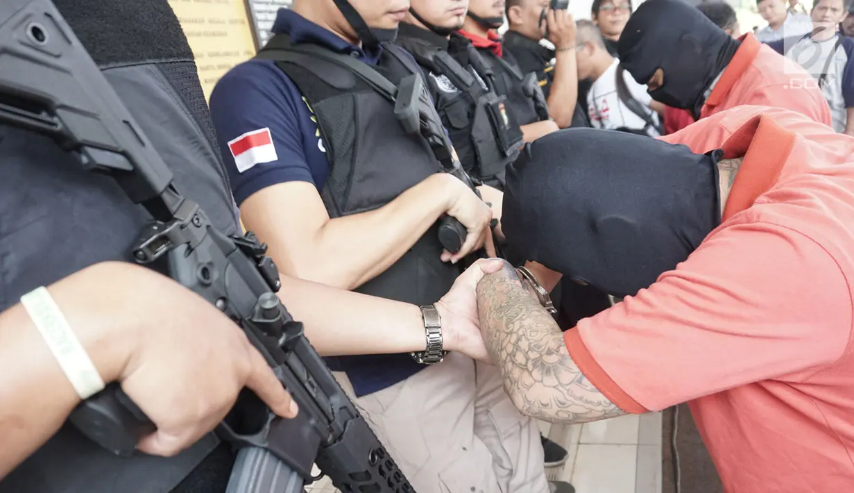 Dua pelaku pembunuhan buruh pabrik di Tangerang dihadirkan saat rilis kasus di Mapolres Tangerang Selatan, Kamis (5/7). Polisi mengamankan alat bukti berupa pisau, motor dan pakaian pelaku dengan bercak darah serta pakaian korban (Merdeka.com/Arie Basuki)