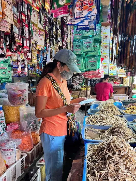 Bahkan, wanita 48 tahun ini tampak begitu serius dan teliti memilih barang belanjaan. Untuk berjaga-jaga ia juga terlihat membawa catatan belanja. (Liputan6.com/IG/@tamarableszynskiofficial)