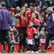 Gelandang Manchester United, Casemiro dan keluarga, berfoto bersama di lapangan setelah pertandingan kandang terakhir Setan Merah musim ini kontra Nottingham Forest di Old Trafford, Manchester, Minggu (17/5/2026). (Darren Staples / AFP)