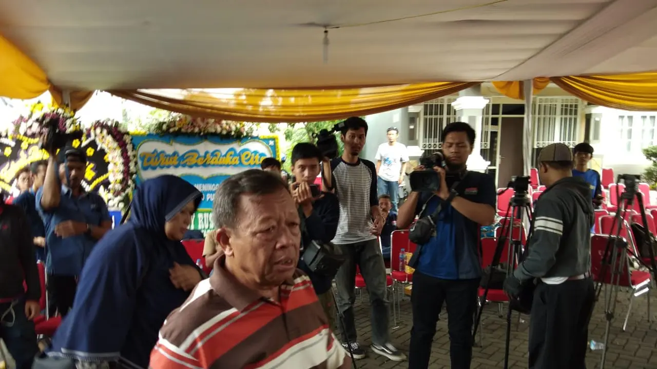 Ayah Almarhum Sutopo Purwo Nugroho, Suharsono Harsosaputro Saat Tiba di Rumah Duka, Cimanggis, Depok, Jawa Barat pada Minggu (7/7/2019). (Foto: Merdeka.com)