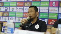 Kepala Analis PSIS Semarang, Muhammad Ridwan, saat mewakili tim pelatih untuk menghadiri sesi konferensi pers jelang laga melawan Rans Nusantara FC yang akan berlangsung di Stadion Pakansari, Kabupaten Bogor, Senin (16/1/2023). (Dok PSIS)