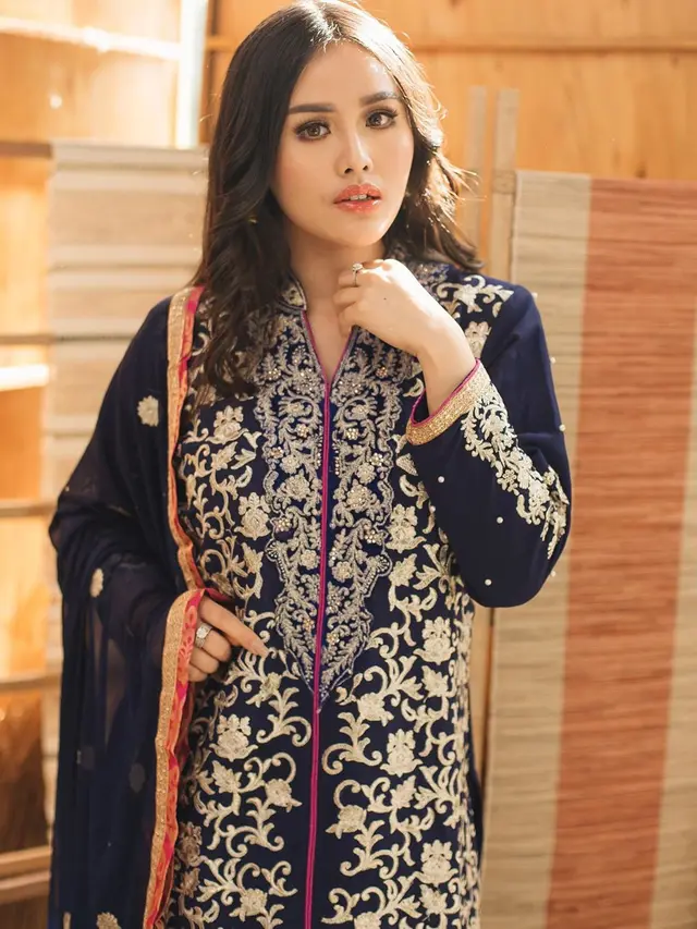 7 Pesona Nita Sofiani, Miss Indonesia Earth 2013 Istri Aktor India Vin Rana