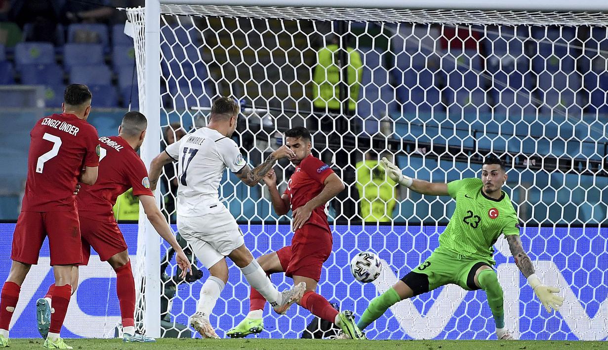 Tidak berselang lama, Gli Azzurri mencetak gol kedua. Kali ini berkat kolaborasi mantap antara Leonardo Spinazzola dan Ciro Immobile menit ke-66. Bola rebound Spinazzola disambar tanpa ampun oleh Immobile. (Foto: AP/Pool/Ettore Ferrari)