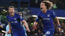 Bek Chelsea, David Luiz, merayakan gol yang dicetaknya ke gawang Manchester City pada laga Premier League di Stadion Stamford Bridge, London, Minggu (9/12). Chelsea menang 2-0 atas City. (AFP/Adrian Dennis)
