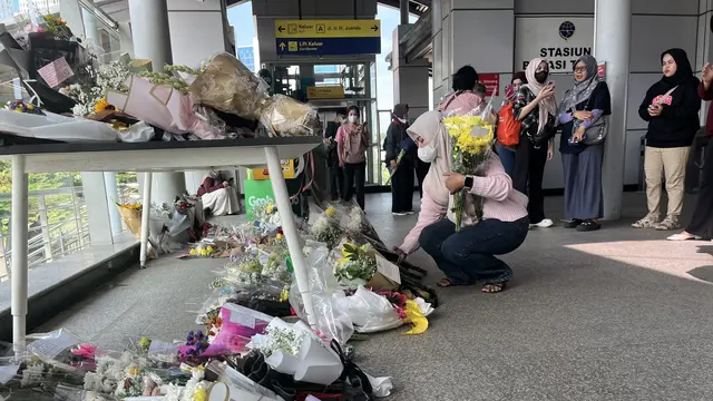 Rangkaian buket bunga berjajar di salah satu titik yang ada di Stasiun Bekasi Timur, Kota Bekasi, Jawa Barat mengenang para korban kecelakaan KRL.