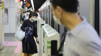 Orang-orang menaiki kereta di Tokyo, 14 Juni 2020. Pemerintah kota metropolitan Tokyo pada Minggu (14/6) mengonfirmasi 47 kasus infeksi baru corona, hanya beberapa hari setelah Gubernur Tokyo Yuriko Koike mencabut status waspada COVID-19 agar semua bisnis dapat dibuka kembali. (Xinhua/Du Xiaoyi)