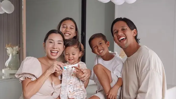 Menanti Anak Keempat, Intip 9 Potret Gaya Keluarga Jennifer dan Irfan Bachdim yang Selalu Kompak