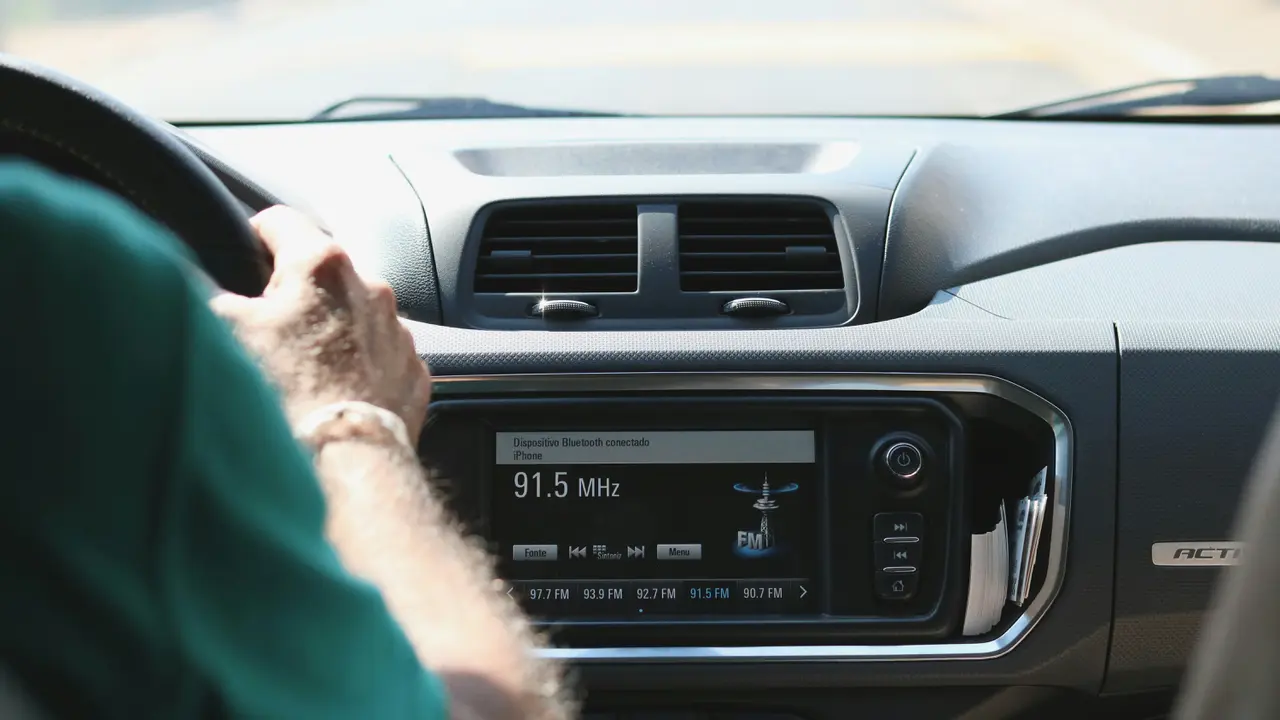 Ilustrasi Radio Mobil (Unsplash)