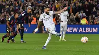 Striker Real Madrid, Karim Benzema mencetak gol ketiga timnya ke gawang Barcelona melalui eksekusi penalti pada laga leg kedua semifinal Copa del Rey 2022/2023 di Camp Nou Stadium, Barcelona, Kamis (6/4/2023) dini hari WIB. (AFP/Pau Barrena)