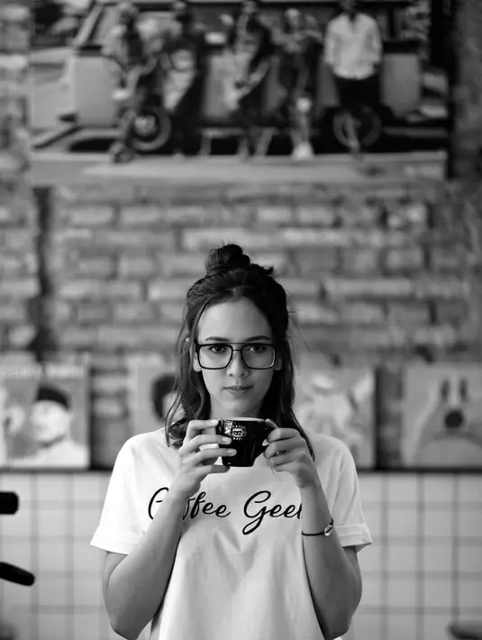 Nadine Alexandra merupakan Puteri Indonesia 2010. Namanya semakin melejit setelah ia membintangi film Filosofi Kopi dan menjadi Host MTMA. (Foto: instagram.com/nadinealexandradewi)