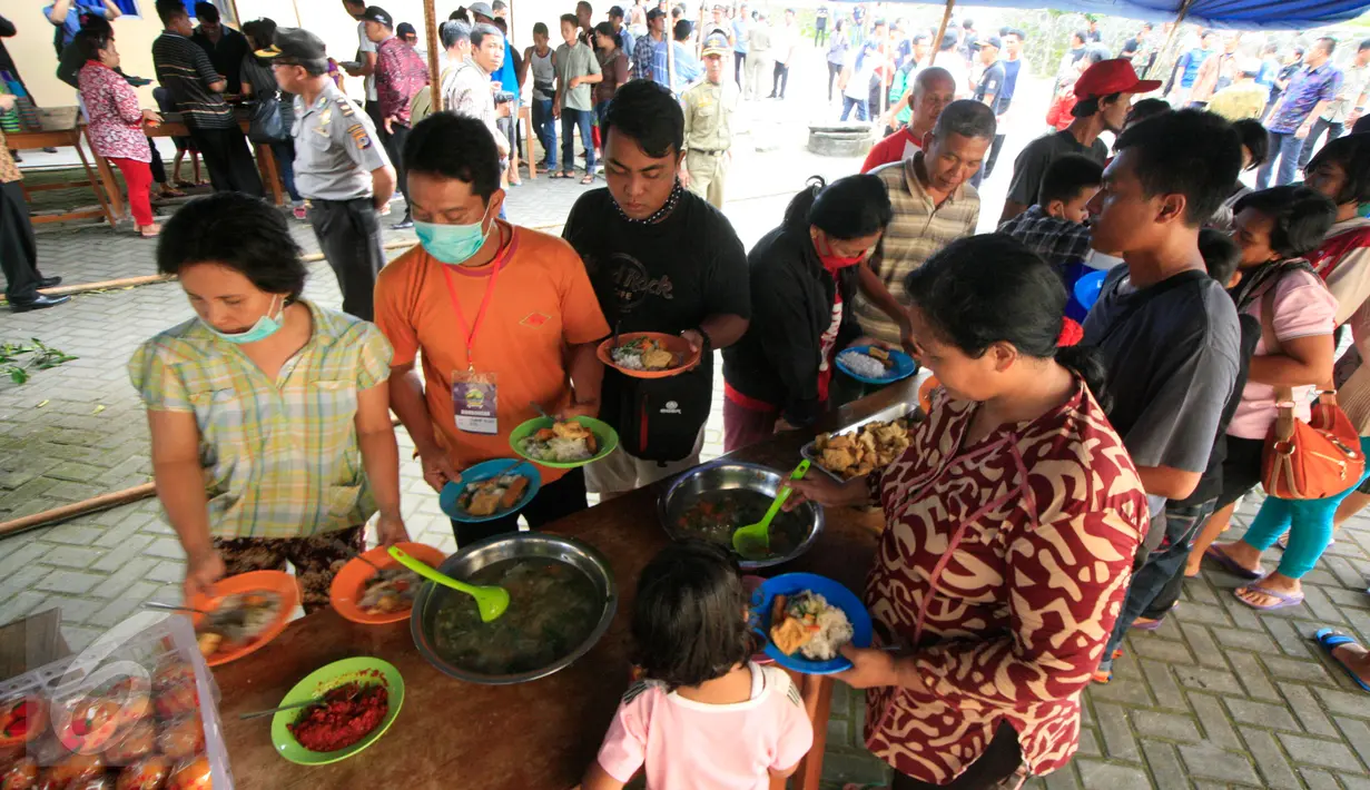 Sejumlah pengungsi eks anggota Gafatar antre mengambil makan di penampungan Youth Center, Sleman, Yogyakarta, Jumat (29/1). Mereka sebelumnya ditampung sementara di wisma Haji Donohudan, Boyolali untuk menjalani pendataan kependudukan (Foto: Boy Harjanto)