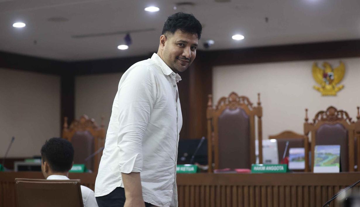 Dalam putusannya, majelis hakim menyatakan terdakwa Ammar Akbar terbukti secara sah dan meyakinkan bersalah melakukan tindak pidana pemufakatan jahat tanpa hak dan melawan hukum menjadi perantara jual beli narkotika golongan I beratnya melebihi 5 gram sebagaimana dakwaan primer. Tampak dalam foto, terdakwa kasus peredaran narkotika di dalam Rumah Tahanan (Rutan) Salemba, Muhamad Ammar Akbar alias Ammar Zoni, sesaat sebelum mengikuti sidang pembacaan putusan di Pengadilan Negeri Jakarta Pusat, Kamis (23/4/2026). (Kapanlagi.com/Budy Santoso)