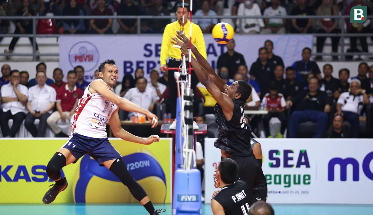 <p>Pemain Timnas Voli Putra Indonesia, Muhammad Malizi (kiri) melakukan spike ke arah pemain Timnas Voli Putra Thailand pada laga putaran pertama SEA V League 2023 di Padepokan Voli Jenderal Polisi Kunarto, Sentul, Bogor, Minggu (23/07/2023). Indonesia menang 3-1 (21-25, 25-17, 25-23 dan 27-25) dan menjadi juara. (Bola.com/Bagaskara Lazuardi)</p>