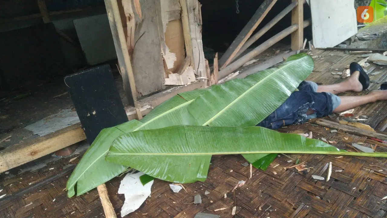 Warga tersambar petir saat berteduh di sebuah warung kosong di Kecamatan Cikembar Kabupaten Sukabumi (Liputan6.com/Istimewa)