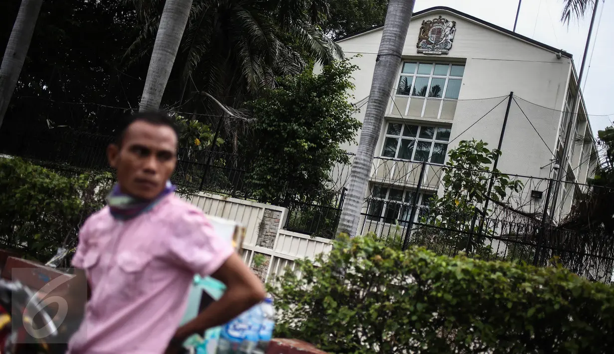 Warga berdiri di depan eks Kedubes Inggris di Jakarta, Minggu (25/12). Pelaksana Tugas (Plt) Gubenur DKI Jakarta Sumarsono menegaskan status kejelasan tanah eks Kedutaan Besar (Kedubes) Inggris adalah milik pemerintah pusat. (Liputan6.com/Faizal Fanani)