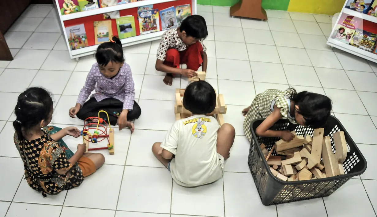 Anak-anak bermain di Pojok Baca Kampung Literasi RW 09, Kampung Pondok Jati, Palmeriam, Jakarta Timur, Senin (10/10/2022). Pojok Baca Kampung Literasi dibangun untuk menjadi fasilitas baru bagi anak-anak hingga orang dewasa yang berada di kawasan permukiman padat penduduk tersebut dalam memperkaya literasi dan meningkatkan minat membaca sejak dini. (merdeka.com/Iqbal S. Nugroho)