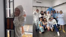 Dalam rangka ulang tahun Melly Goeslaw ke-50, sejumlah sahabat dari rekan artis datang ke rumah pelantun lagu 'Gantung' tersebut. Mereka kompak mengenakan pakaian bernuansa putih dan biru. Diberi kejutan oleh para sahabat, Melly pun tidak menyangka dan terharu dengan kedatangan mereka. (Liputan6.com/IG/@melly_goeslaw)