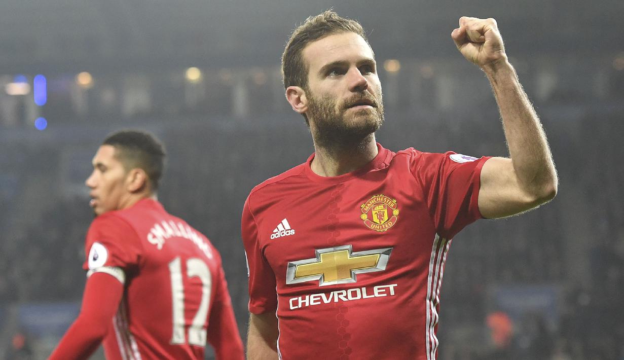 Juan Mata berhasil memecahkan rekor pembelian termahal Manchester United saat diboyong dari Chelesa pada Januari 2014 lalu. Gelandang berjuluk El Mago itu sejauh ini telah mempersembahkan gelar Piala FA, Liga Europa, Piala Liga, dan Community Shield. (AFP/Ben Stansall)