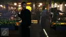 Petugas berdiri di depan Cafe Olivier saat Polda Metro Jaya kembali melakukan rekonstruksi sampel kasus kopi beracun di kafe yang terletak di Grand Indonesia tersebut, Jakarta, Selasa (19/1/2016). (Liputan6.com/Faizal Fanani)