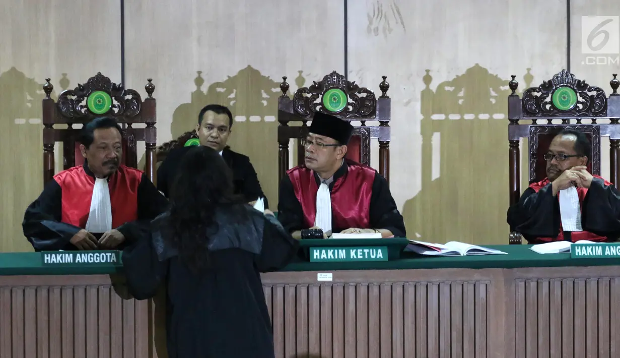 Majelis hakim memperhatikan berkas dari tim pengacara Basuki Tjahaja Purnama atau Ahok saat sidang perdana peninjauan kembali (PK) di Gedung PN Jakarta Utara, Senin (26/2). (Liputan6.com/Arya Manggala)