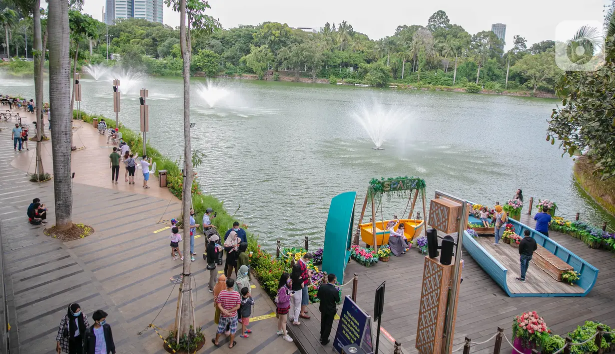 Suasana wisata Senayan Park, Jakarta, Rabu (9/12/2020). Libur Nasional Pilkada Serentak 2020 dimanfaatkan sebagian warga Jakarta dan sekitarnya untuk mengunjungi tempat rekreasi bersama keluarga. (Liputan6.com/Faizal Fanani)