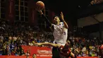 Pebasket Satria Muda Britama Jakarta, Gunawan (atas) melompat melewati hadangan pemain Stadium Jakarta di laga NBL Championship 2015, Sabtu (2/5/2015). Satria Muda unggul tipis 61-59 atas Stadium Jakarta. (Liputan6.com/Helmi Fithriansyah)