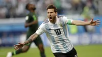 Gelandang Argentina, Lionel Messi, merayakan gol yang dicetaknya ke gawang Nigeria pada laga grup D Piala Dunia di Stadion St Petersburg, St Petersburg, Selasa (26/6/2018)/ Argentina menang 2-1 atas Nigeria. (AP/Petr Josek)