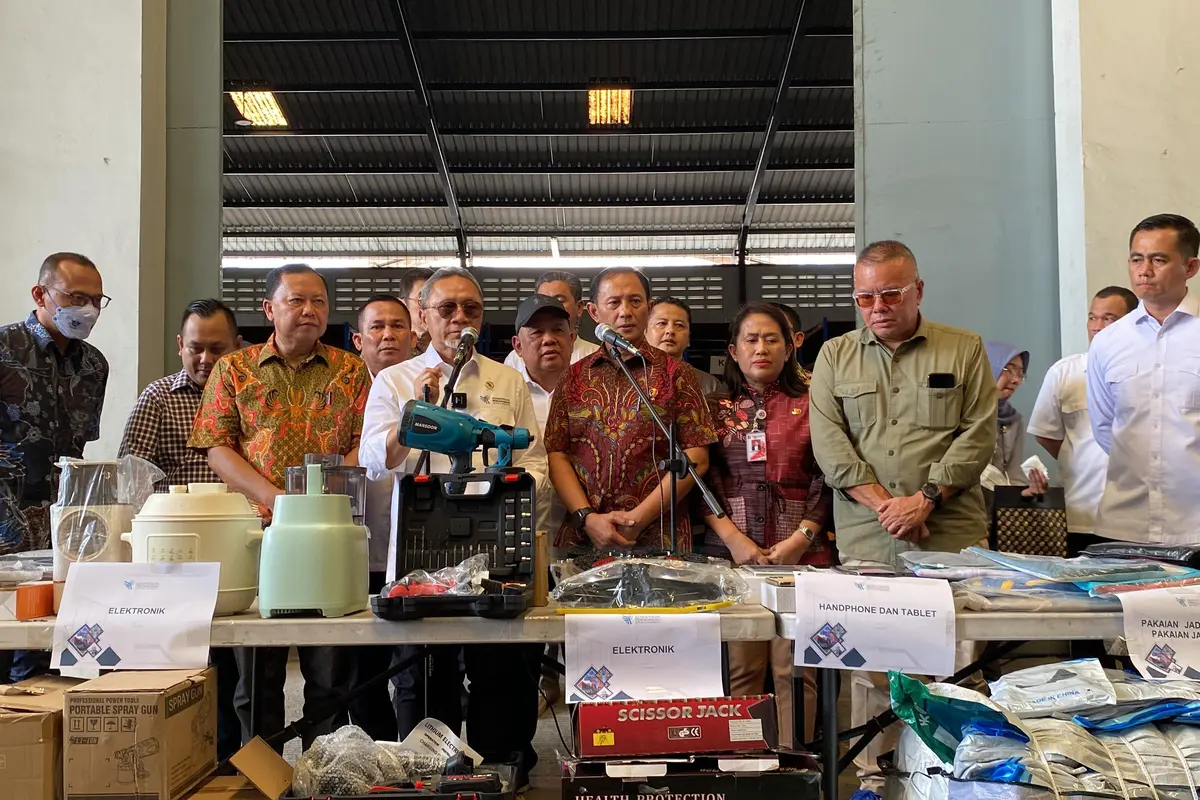 Menteri Perdagangan Zulkifli Hasan mengungkap temuan barang ilegal dengan nilai total sekitar Rp 40 miliar di sebuah gudang di kawasan Jakarta Utara. (Arief/Liputan6.com)