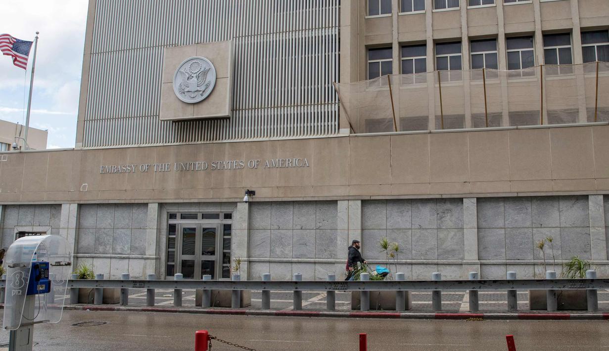 Suasana di luar  kedutaan AS di Tel Aviv (6/12). Menyusul pernyataan soal Yerusalem menjadi ibu kota Israel, Donald Trump menyerukan agar kedubes AS di Tel Aviv segera dipindah ke Yerusalem. (AFP Photo/Jack Guez)